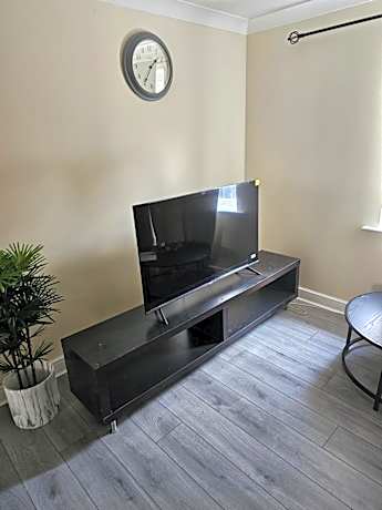 Sleek 4 bed Apartment with 2 bathrooms