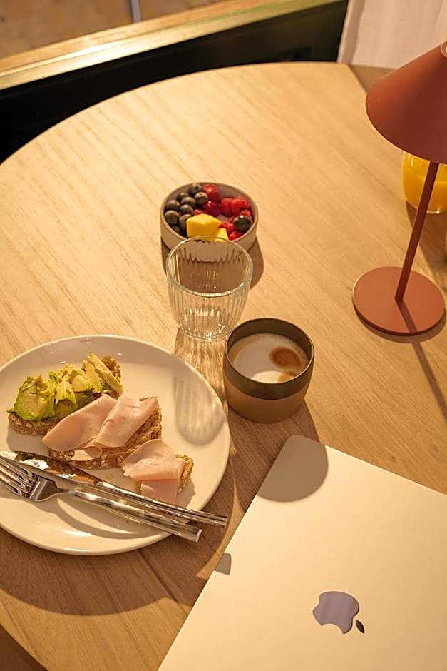 Honest Granada Hotel