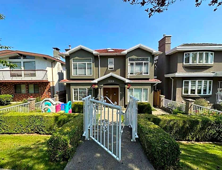 2BR 1BA Guest Suite with King Bed - Free Parking - Renfrew Station - Central Location