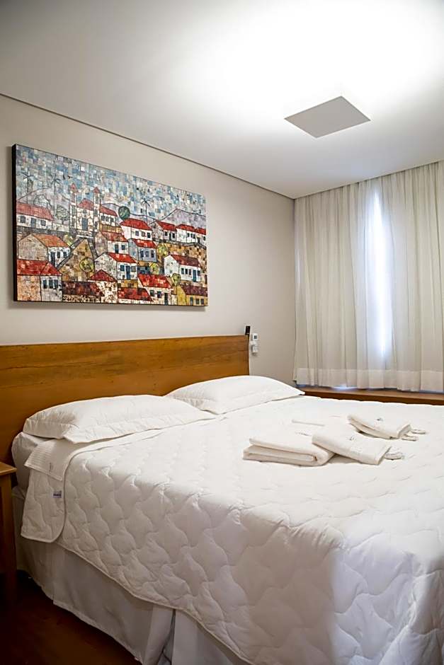 ESPAÇO 250 - Apto mobiliado, 3 quartos, sendo uma suíte, banheiro social, cozinha completa, sala de estar, ar condicionado, tv e internet