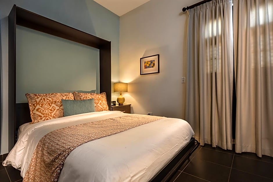 Decanter Hotel