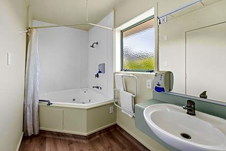 Studio with Spa Bath