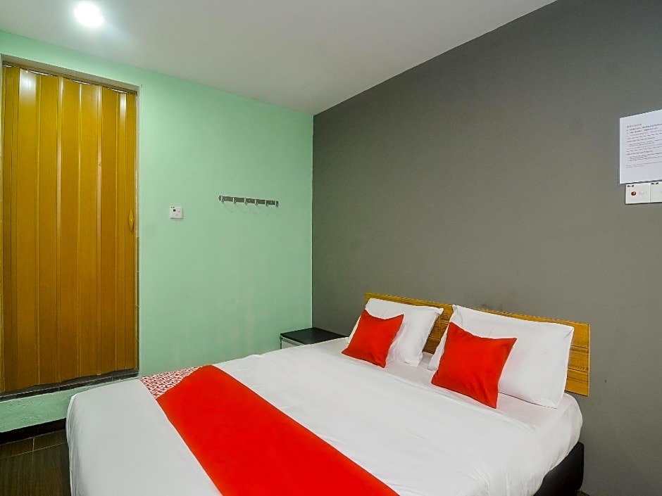 OYO 89465 Golden Lounge