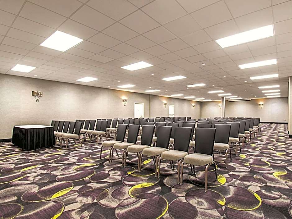 La Quinta Inn & Suites by Wyndham Cincinnati Sharonville