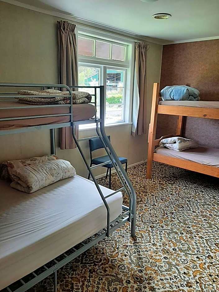 The Crossing Lodge & Backpackers