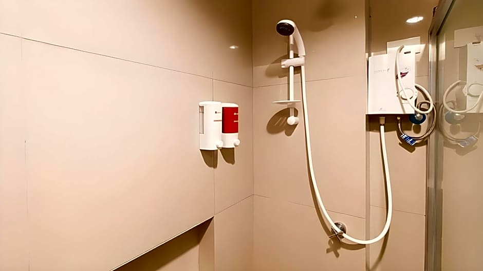 Reddoorz Plus @ Diola Villamonte Bacolod