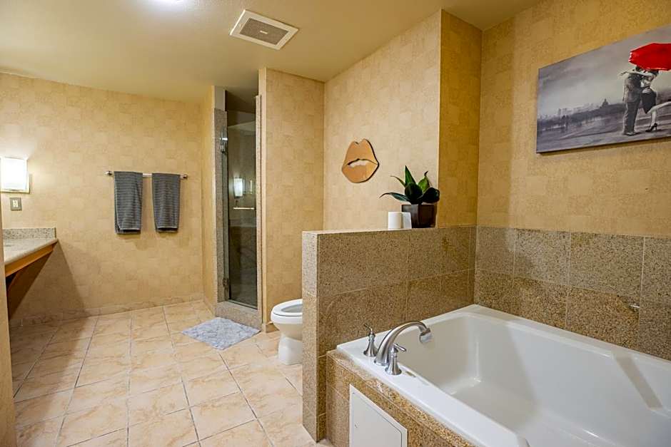 2100 SqFt Penthouse Suite W/ Strip Views! POOL GYM