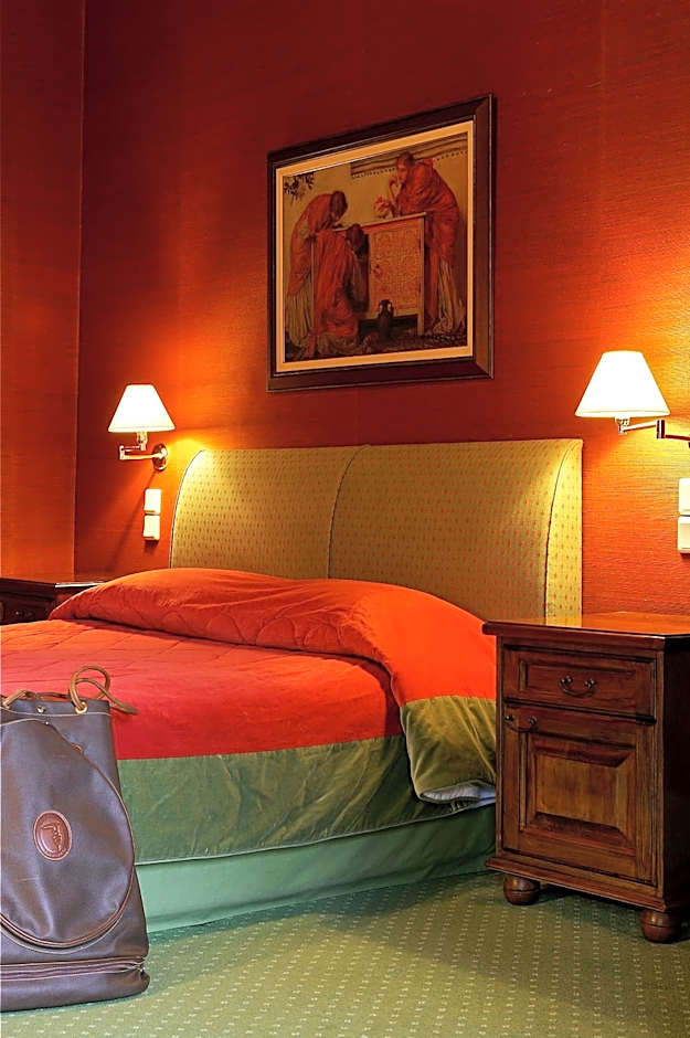 Country Club Hotel & Suites