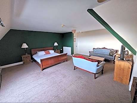 Family Room (2 Adults + 2 Children)