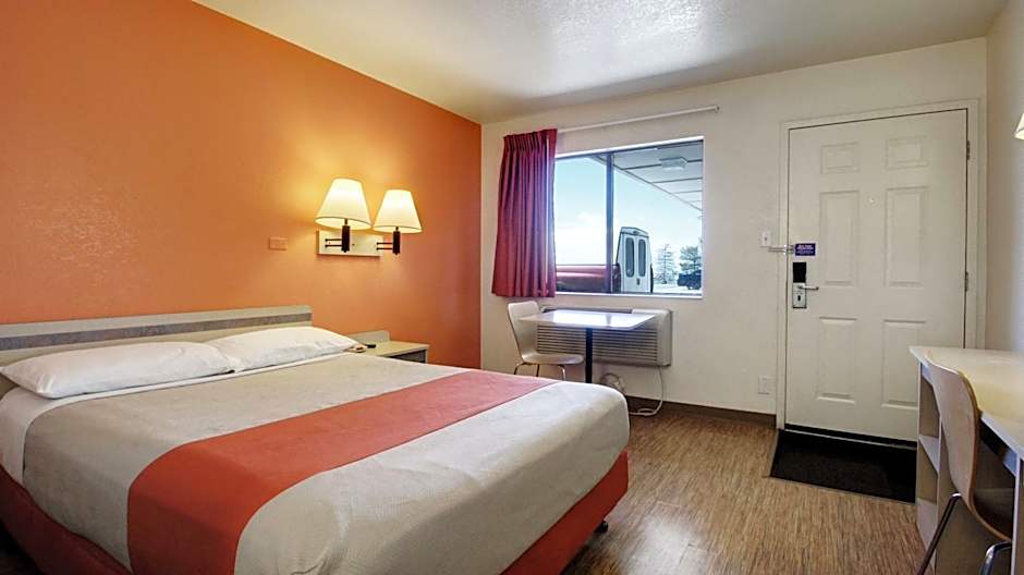 Super 8 by Wyndham Woods Cross - Salt Lake City North