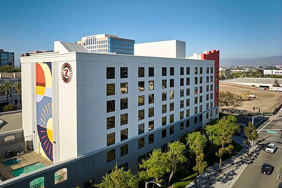 Hotel Zessa Santa Ana - a DoubleTree by Hilton