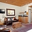 Independence Square Unit 313, Downtown Hotel Room in Aspen with Rooftop Hot Tub