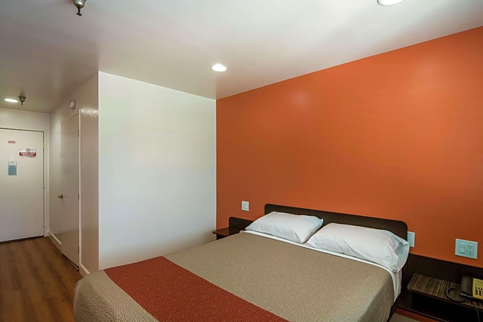 Motel 6 Monterey Park