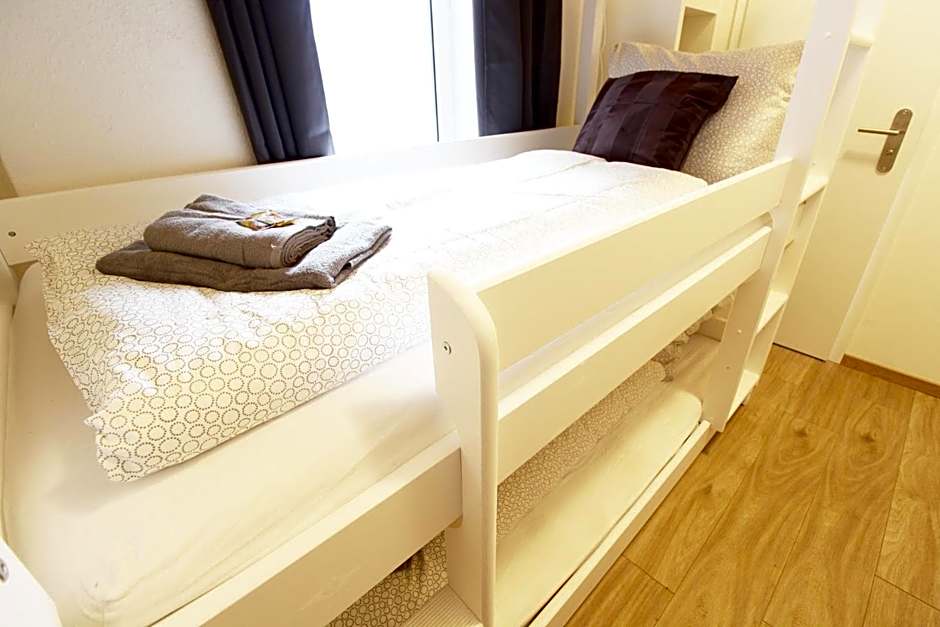 Hotel Ulm Zentrum - Komplettes Zimmer, Hochbett, Android TV & eigenem Bad - perfekt fur Familien & Gruppen