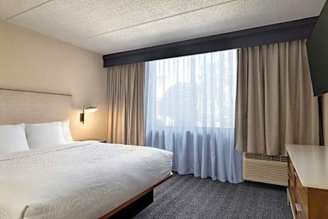 King Room with Adapted Tub - Mobility and Hearing Accessible