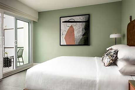 Deluxe King Room - Non-Smoking