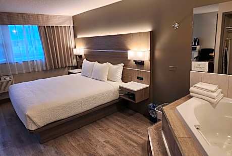 1 King Bed Studio Suite Courtyard View Non-Smoking