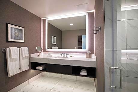 Executive Room, 2 Queen Beds (Mobility/Hearing Access, Roll-In Shwr) (2 Queen Beds)