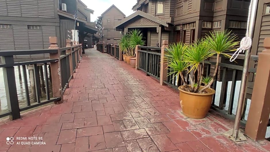 Villa Dalam Laut 580