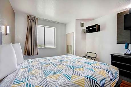 Queen Room - Disability Access - Non-Smoking