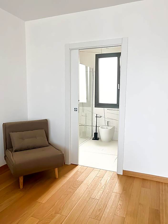 Glass House - Smart Rooms & Parking