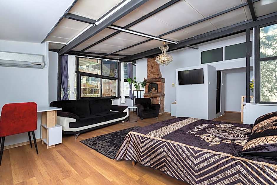 8 Rooms House