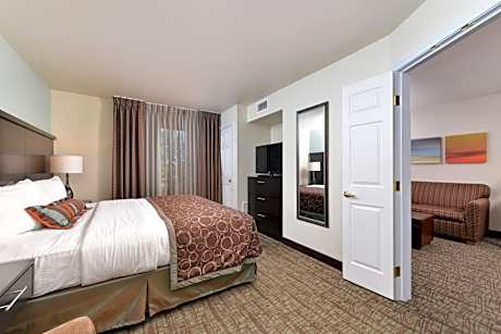 One-Bedroom Suite - Communications/Mobility Accessible with Tub