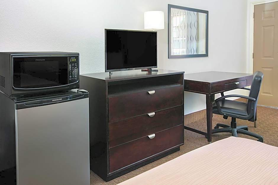 Days Inn by Wyndham Granbury