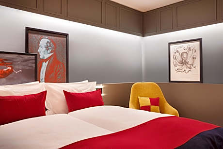 1 Queen Bed Standard Courtyard View