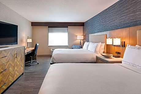 2 Queen Mobility/Hearing Access W/ Ri Shower