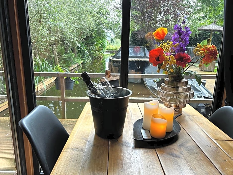 Casa aan de Plas, B&B met sauna en hottub of jacuzzi