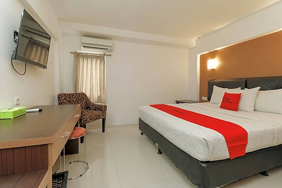 RedDoorz Plus @ Grand Populer Hotel Makassar