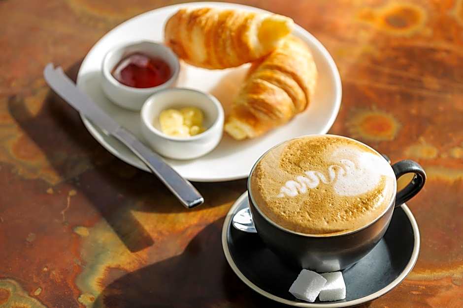 Hidden Lake Hotel & Apartments