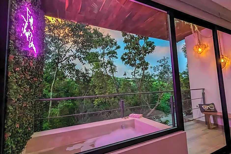 Frida's Artsy Condo with own mural, outdoor tub & rooftop pool