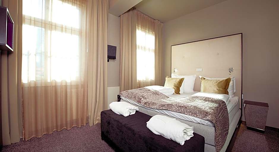 Home Hotel Folketeateret