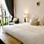 White Wall Riverfront Hotel