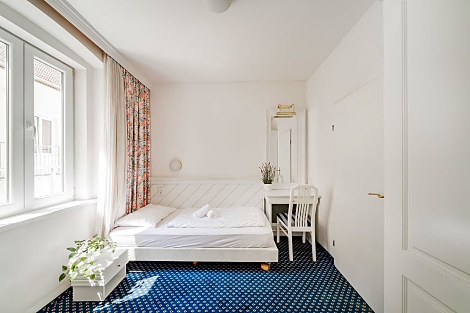 Self-Check-In Hotel Adlon