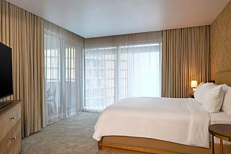 Two-Bedroom Apartment with One Queen Bed and One King Bed