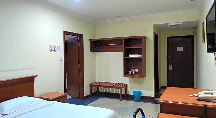 The Upper Deck Hotel