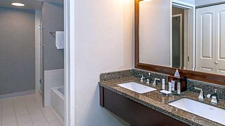 Two bedded King, 1 Bedroom Suite, 1 King Murphy