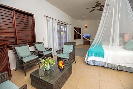 Master Suite Room with Two Queen Beds with Hot Tub