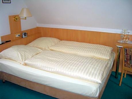 Queen Room with Garden View