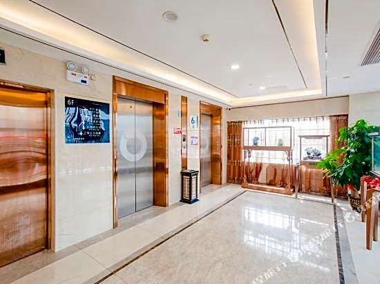 Zhongbo Art Hotel (Hualin Temple Subway Station Store, Shangxiajiu Commercial Pedestrian Street)
