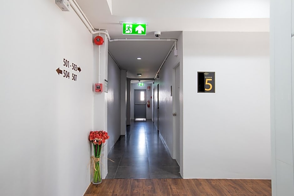 185@Surawong Residence