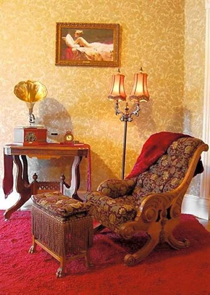 Alexander Mansion  Bed and Breakfast