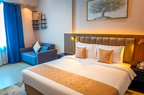 Premium King Room - Non-Smoking with Complimentary Shuttle Bus to Mall of the Emirates and Beach