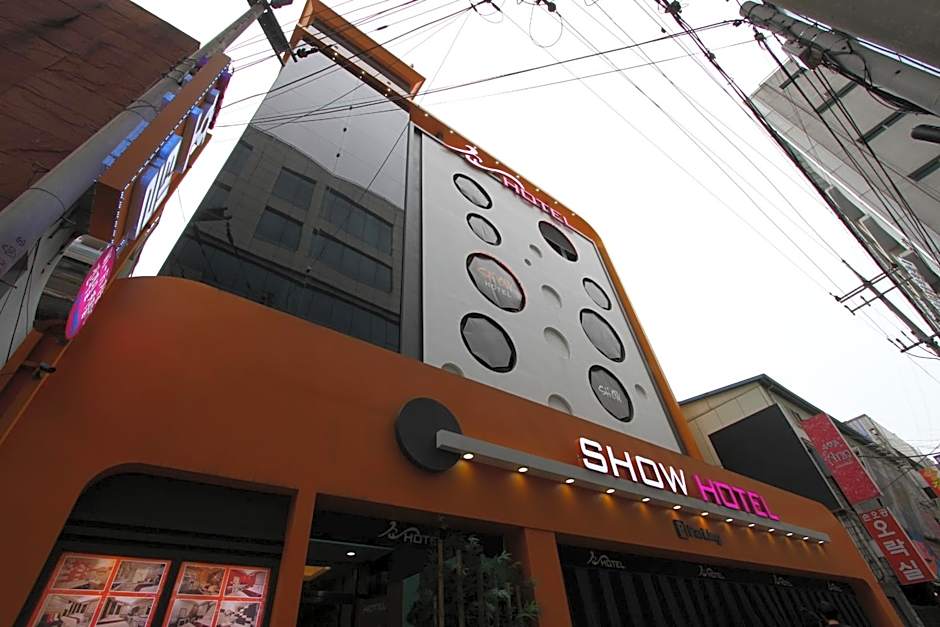 Show Hotel