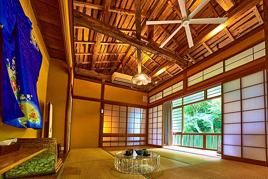 泊まれる廃墟 ぐんじょう