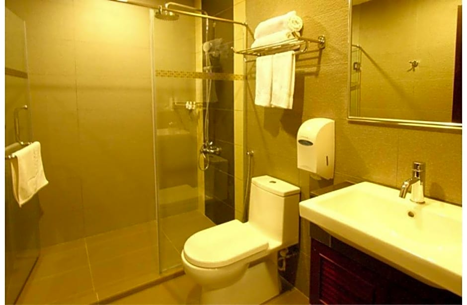 Capital O Rail Hotel