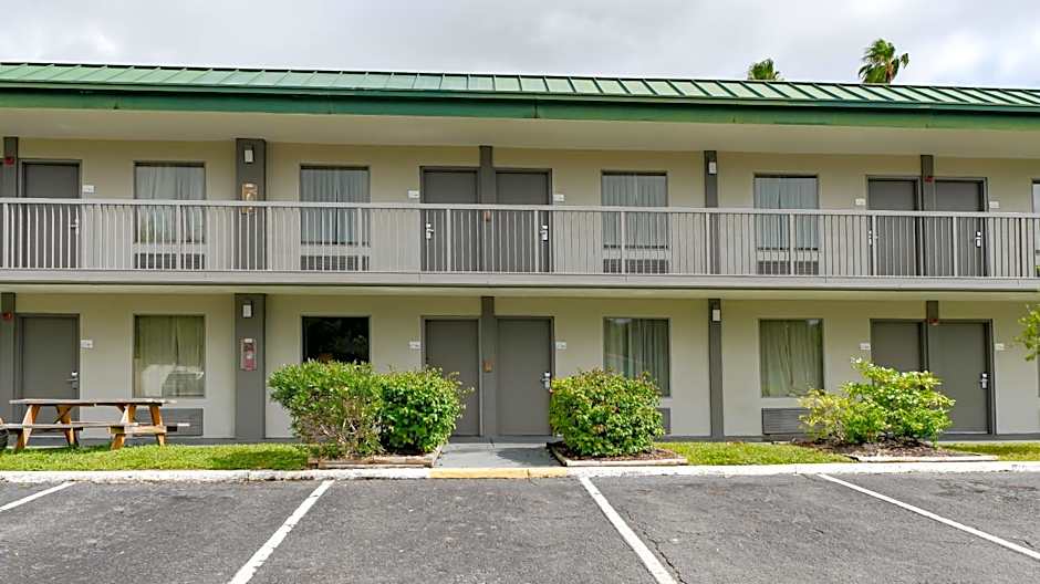 Heated Pool, Huge TV, Waterfront Tiki Bar & Grill, Close to Beaches